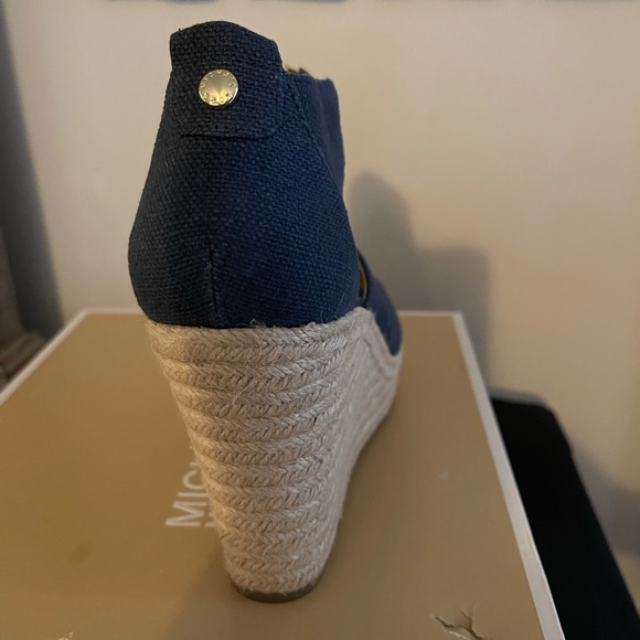 BRAND NEW! Michael Kors Sandals - Picture 3 of 8